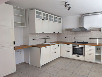 Kuchyně s prostorem na pračku a sušičku.  - Pronájem bytu 3+1 v družstevním vlastnictví 83 m², Neratovice