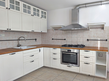 Kuchyně s prostorem na pračku a sušičku.  - Pronájem bytu 3+1 v družstevním vlastnictví 83 m², Neratovice