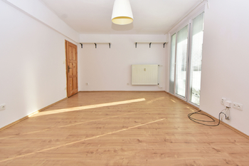 Velká ložnice vhodná pro dětský pokoj se vstupem na balkón. - Pronájem bytu 3+1 v družstevním vlastnictví 83 m², Neratovice