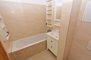 Koupelna s vanou, umyvadlem a toaletou.  - Pronájem bytu 3+1 v družstevním vlastnictví 83 m², Neratovice