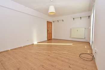 Velká ložnice vhodná pro dětský pokoj se vstupem na balkón. - Pronájem bytu 3+1 v družstevním vlastnictví 83 m², Neratovice