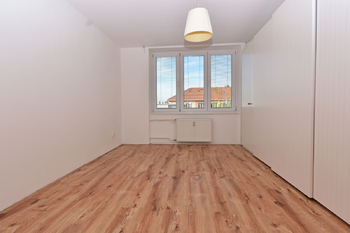Ložnice s vestavěnou šatní skříní.  - Pronájem bytu 3+1 v družstevním vlastnictví 83 m², Neratovice