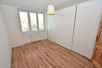 Ložnice s vestavěnou šatní skříní.  - Pronájem bytu 3+1 v družstevním vlastnictví 83 m², Neratovice