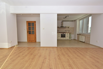Obývací pokoj s jídelním koutem.  - Pronájem bytu 3+1 v družstevním vlastnictví 83 m², Neratovice