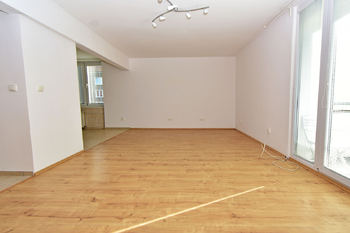 Obývací pokoj s jídelním koutem.  - Pronájem bytu 3+1 v družstevním vlastnictví 83 m², Neratovice