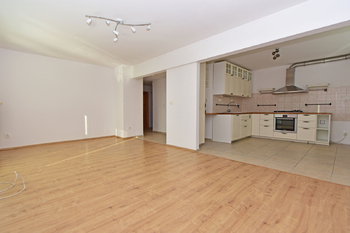Obývací pokoj s jídelním koutem.  - Pronájem bytu 3+1 v družstevním vlastnictví 83 m², Neratovice
