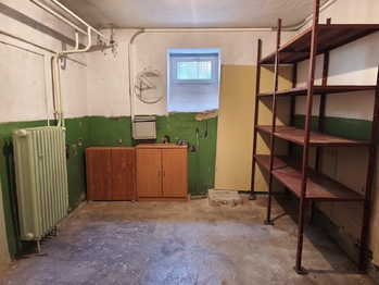 Možnost pronájmu i velkého sklepa s mřížemi na dveřích. - Pronájem bytu 3+1 v družstevním vlastnictví 83 m², Neratovice