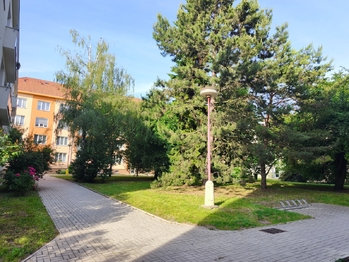 Park u domu.  - Pronájem bytu 3+1 v družstevním vlastnictví 83 m², Neratovice
