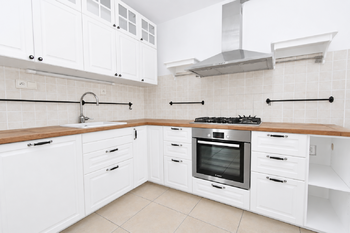 Kuchyně s prostorem na pračku a sušičku.  - Pronájem bytu 3+1 v družstevním vlastnictví 83 m², Neratovice 