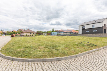 Prodej pozemku 810 m², Hostomice
