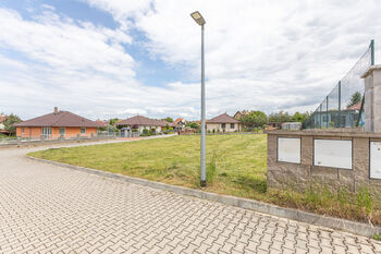 Prodej pozemku 810 m², Hostomice