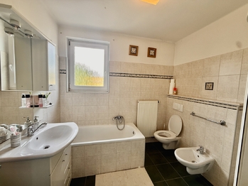 koupelna s vanou, sprchou a pračkou - Pronájem bytu 4+kk v osobním vlastnictví 93 m², České Budějovice