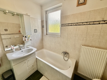 koupelna s vanou, sprchou a pračkou - Pronájem bytu 4+kk v osobním vlastnictví 93 m², České Budějovice
