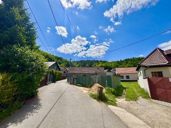 Příjezdová cesta - Prodej domu 64 m², Račice-Pístovice