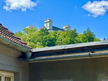 Pohled ze dvora na zámek Račice - Prodej domu 64 m², Račice-Pístovice