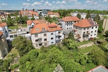 pohled na dům - Prodej bytu 3+kk v osobním vlastnictví 69 m², Praha 5 - Radlice