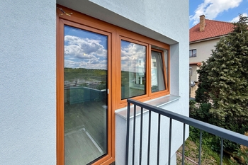 balkon vstup - Prodej bytu 3+kk v osobním vlastnictví 69 m², Praha 5 - Radlice