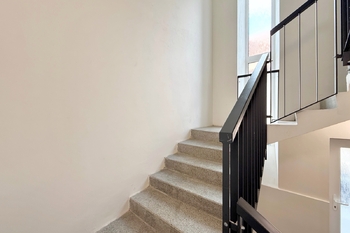 schodiště - Prodej bytu 3+kk v osobním vlastnictví 69 m², Praha 5 - Radlice
