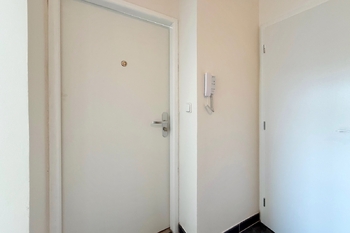 vstup do bytu - Prodej bytu 3+kk v osobním vlastnictví 69 m², Praha 5 - Radlice