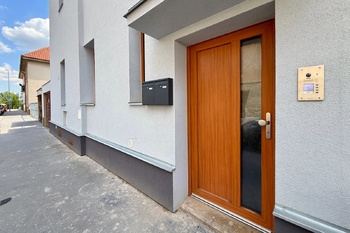 vstup do domu - Prodej bytu 3+kk v osobním vlastnictví 69 m², Praha 5 - Radlice