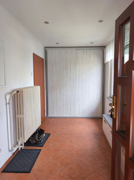 Vstupní chodba s vestavěnou šatní skříní, věšákem a botníkem pro nabízený byt.  - Pronájem bytu 4+1 v osobním vlastnictví 95 m², Nová Ves