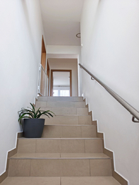 Schody do bytu.  - Pronájem bytu 4+1 v osobním vlastnictví 95 m², Nová Ves