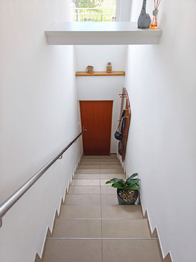 Schody do bytu.  - Pronájem bytu 4+1 v osobním vlastnictví 95 m², Nová Ves