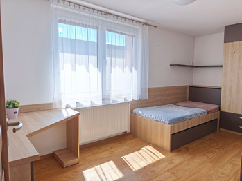 Dětský pokoj s vestavěným nábytkem. - Pronájem bytu 4+1 v osobním vlastnictví 95 m², Nová Ves