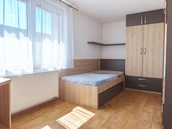 Dětský pokoj s vestavěným nábytkem. - Pronájem bytu 4+1 v osobním vlastnictví 95 m², Nová Ves