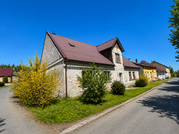 Pohled z bok - Prodej domu 200 m², Velhartice
