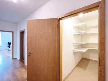  Praktickým benefitem je komora přímo v bytě, která poskytne dostatek místa pro sezonní věci. - Pronájem bytu 3+kk v osobním vlastnictví 70 m², Praha 5 - Stodůlky