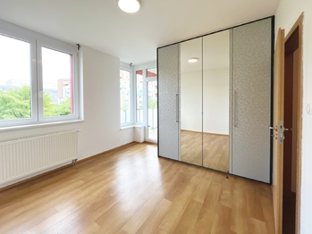 V bytě jsou také dvě vestavěné skříně - Pronájem bytu 3+kk v osobním vlastnictví 70 m², Praha 5 - Stodůlky