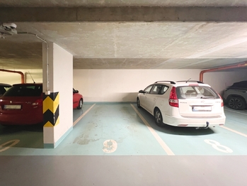 Součástí pronájmu je i garážové parkovací stání v domě, umístěné velmi blízko výtahu - Pronájem bytu 3+kk v osobním vlastnictví 70 m², Praha 5 - Stodůlky