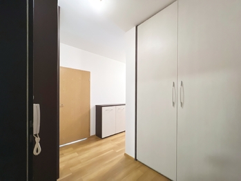 V bytě jsou také dvě vestavěné skříně a komory - Pronájem bytu 3+kk v osobním vlastnictví 70 m², Praha 5 - Stodůlky