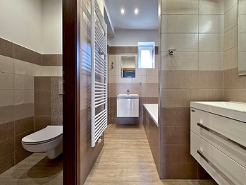 Koupelna - 2.NP - Prodej domu 386 m², České Budějovice