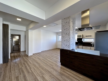 Obytná místnost + kk - 1.NP - Prodej domu 386 m², České Budějovice