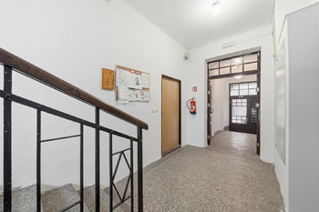 Vstupní chodba domu - Pronájem bytu 2+kk v osobním vlastnictví 53 m², Hronov