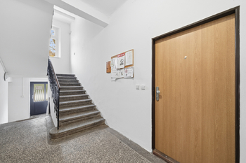 Vstupní chodba domu - Pronájem bytu 2+kk v osobním vlastnictví 53 m², Hronov