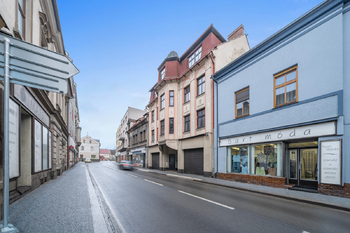 Pohled na dům z ulice - Pronájem bytu 2+kk v osobním vlastnictví 53 m², Hronov
