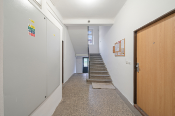 Vstupní chodba domu - Pronájem bytu 2+kk v osobním vlastnictví 53 m², Hronov