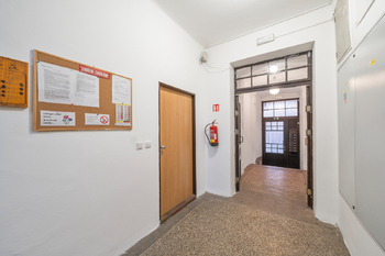 Vstupní chodba domu - Pronájem bytu 2+kk v osobním vlastnictví 53 m², Hronov