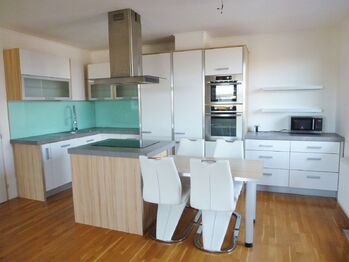 Obývací pokoj s kuchyňským koutem - Pronájem bytu 3+kk v osobním vlastnictví 90 m², Praha 9 - Čakovice