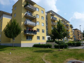 Venkovní pohled na dům - Pronájem bytu 3+kk v osobním vlastnictví 90 m², Praha 9 - Čakovice