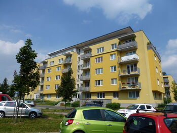 Venkovní pohled na dům - Pronájem bytu 3+kk v osobním vlastnictví 90 m², Praha 9 - Čakovice
