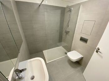 koupelna - Pronájem bytu 1+kk v osobním vlastnictví 45 m², Plzeň