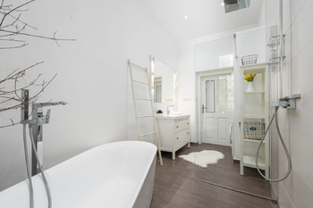 Koupelna - Prodej bytu 3+1 v osobním vlastnictví 127 m², České Budějovice