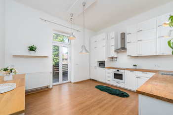 Kuchyně s výstupem na terasu - Prodej bytu 3+1 v osobním vlastnictví 127 m², České Budějovice