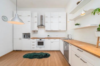 Kuchyně s výstupem na terasu - Prodej bytu 3+1 v osobním vlastnictví 127 m², České Budějovice