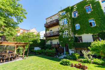 Pohled na dům z vnitrobloku - Prodej bytu 3+1 v osobním vlastnictví 127 m², České Budějovice