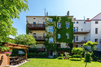 Pohled na dům z vnitrobloku - Prodej bytu 3+1 v osobním vlastnictví 127 m², České Budějovice